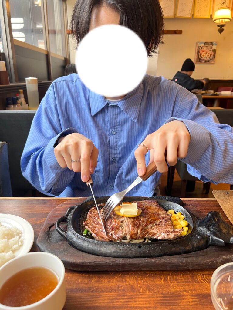 ステーキを食べる男性